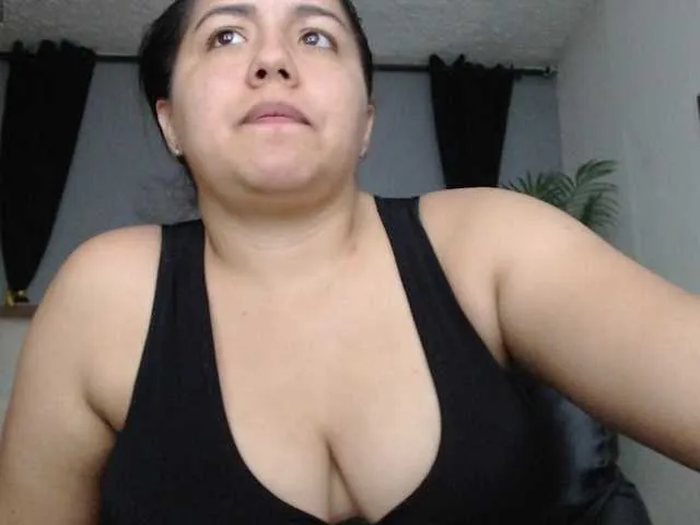 Candy-vega — Que me observen mientras me hablan sucio, los hombres que saben lo que quieren y que puedan dominarme ante ellos, una buena charla en la que terminemos cachondo los dos. Si te gustan los retos, estas en el lugar indicado, ven y comprubalo.