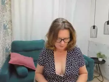 lea_fruit — GOAL: DoggyShow [60 tokens remaining] Greetings! #milf #smoke #curvy #natural #brunette