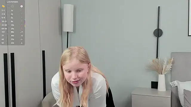 BellKinkle — tits massage close to cam