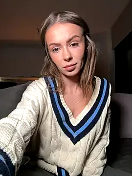 StripChat HotBella- is Freechat HotBella- — naked in PUBLIC stairwell