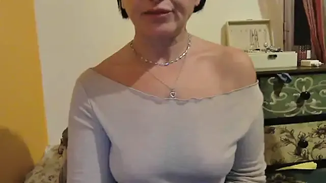 StripChat LovelyMia- is Freechat LovelyMia- — tutta nuda