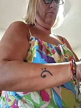 VenusAlpha — Nuda con dildo