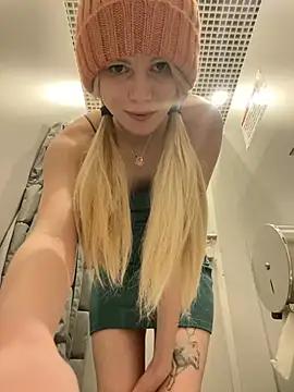 mila_meowy from StripChat is Freechat